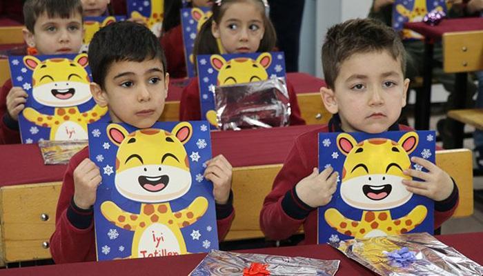 Karne tebrik mesajları 2026 - En güzel, resimli ve yazılı karne alan çocuğa karne günü kutlama sözleri