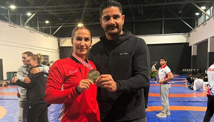Milli güreşçi Buse Tosun Çavuşoğlu, Zagreb Açık'ta altın madalya kazandı