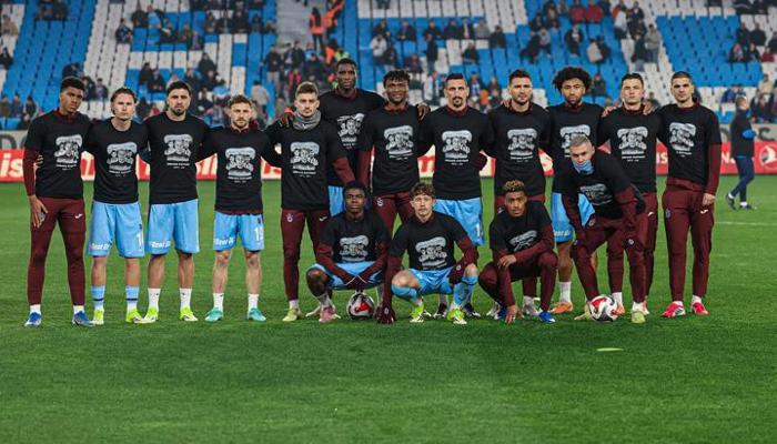 Trabzonsporlu futbolcular galibiyeti Orhan Kaynak'a adadı