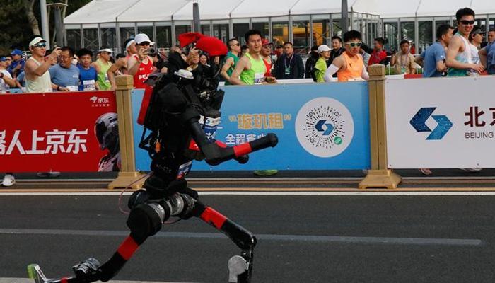 İnsansı robot, yarı maraton dünya rekorunu kırdı