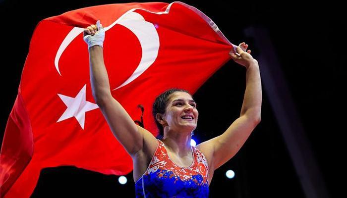 Nesrin Baş Tiran'da altına uzandı