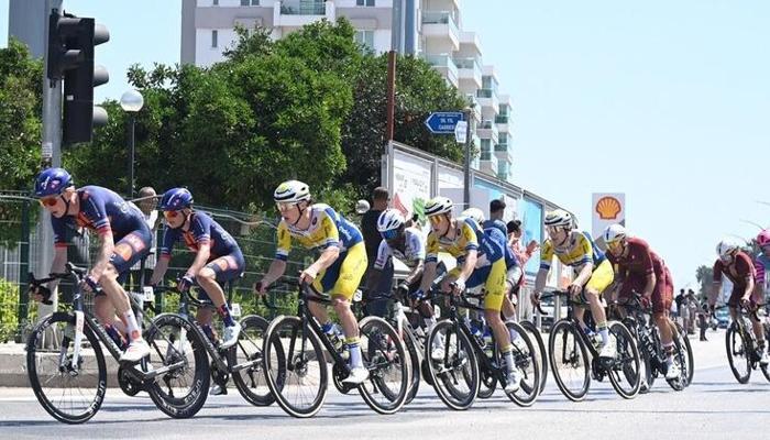 Beşinci etapta kazanan Casper van Uden'in