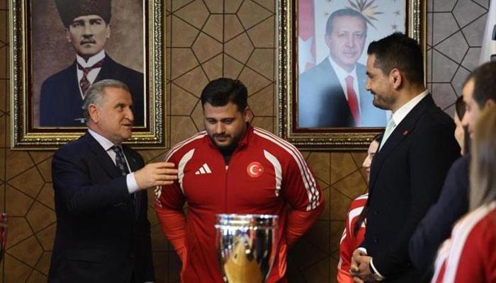 Avrupa şampiyonu milli güreşçiler, Bakan Bak'ı ziyaret etti