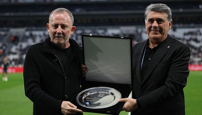 Sergen Yalçın'a maç öncesi plaket verildi
