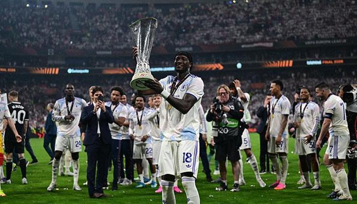 Abraham Beşiktaş'ın stadında Avrupa kupası kaldırdı
