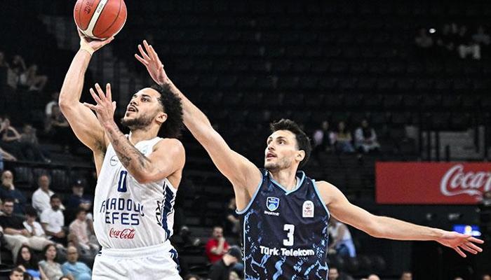 Anadolu Efes sürprize izin vermedi, seride öne geçti