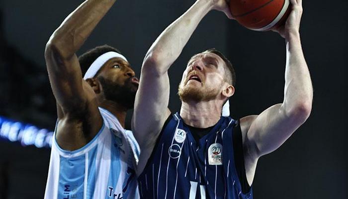 Anadolu Efes Türk Telekom'u süpürdü