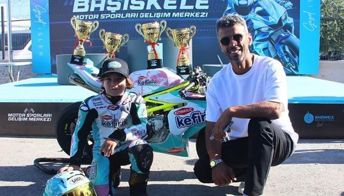 Zayn Sofuoğlu kupasını babası Kenan Sofuoğlu'nun elinden aldı