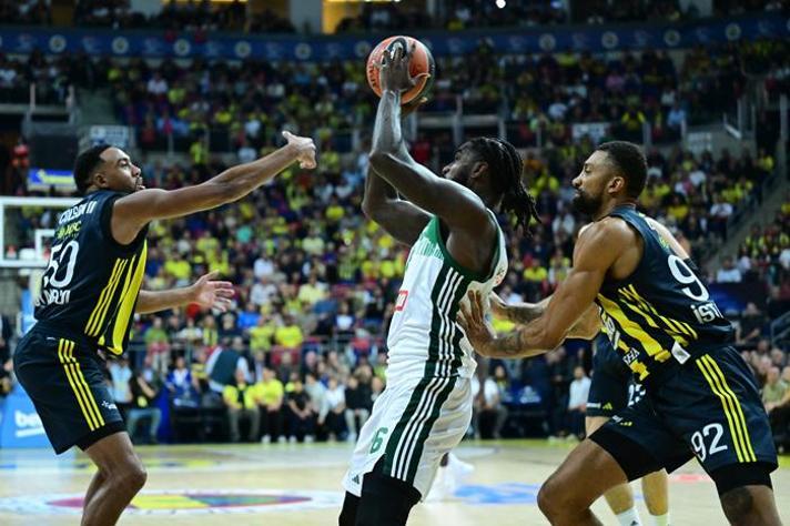 Panathinaikos Fenerbahçeyi Kuzey Kıbrıs Türk Cumhuriyeti bayrağı nedeniyle EuroLeaguee şikayet etti