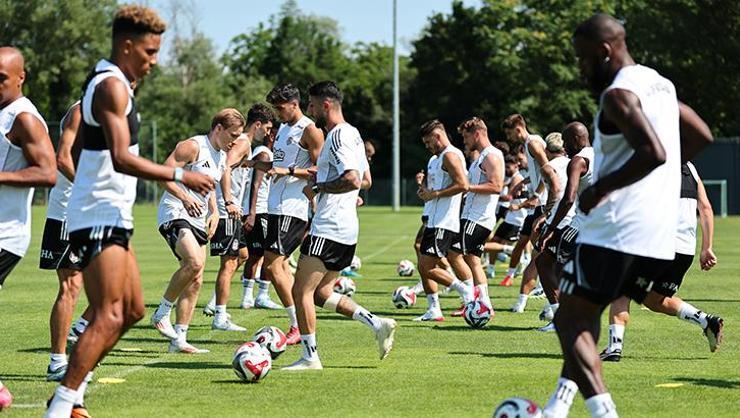 Beşiktaş sabah sahada, akşam salonda çalıştı
