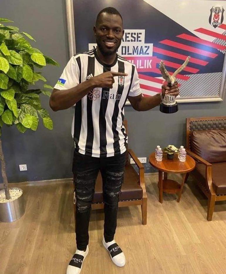 Beşiktaş bir transferi daha bitirdi Yıldız futbolcu imzayı attı