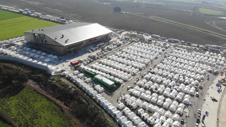 Galatasaray ve Beşiktaş depremzedeler için çadır ve konteyner kent kuruyor