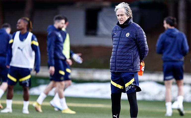 Çalışmalara başlayan Fenerbahçede Jorge Jesus ve Altay Bayındırdan açıklama