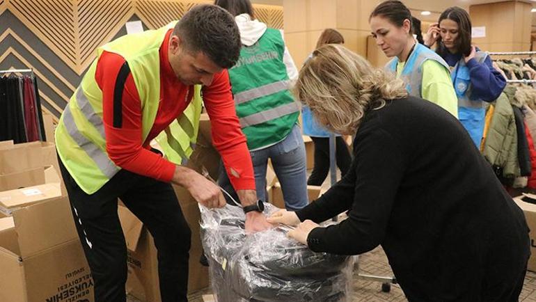 Süper Lig hakemi Ümit Öztürk, depremzedelerin yaralarını sarmak için gönüllü çalışıyor
