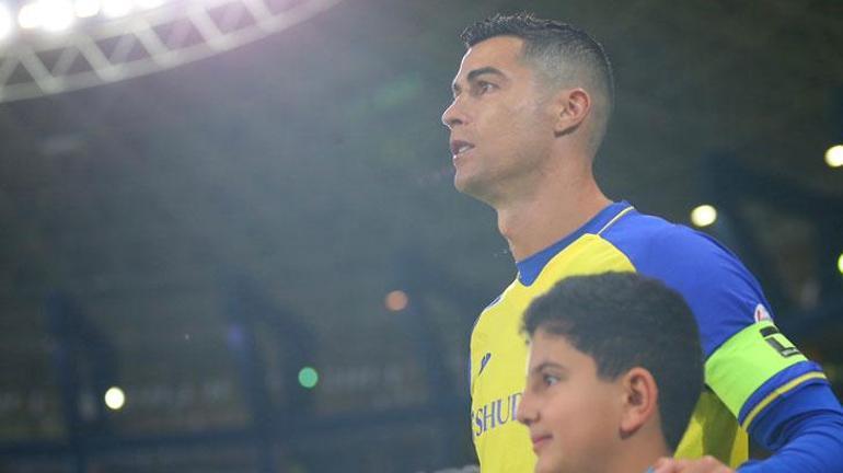 Cristiano Ronaldodan depremzedeler için bir uçak dolusu yardım