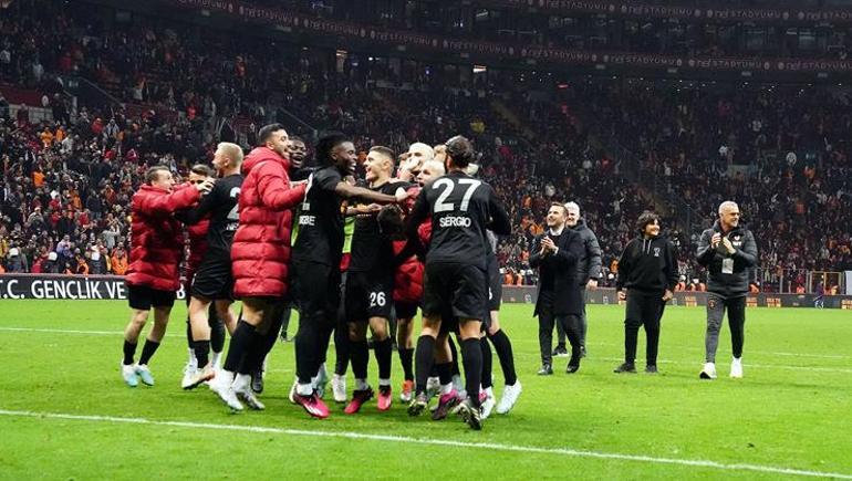 Galatasarayda iki ayrılık Süper Lig ekibi teklif yaptı