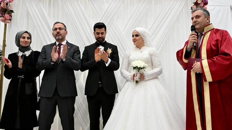 Bakan Kasapoğlu, GSB yurdunda kalan depremzedelerin nikah şahidi oldu