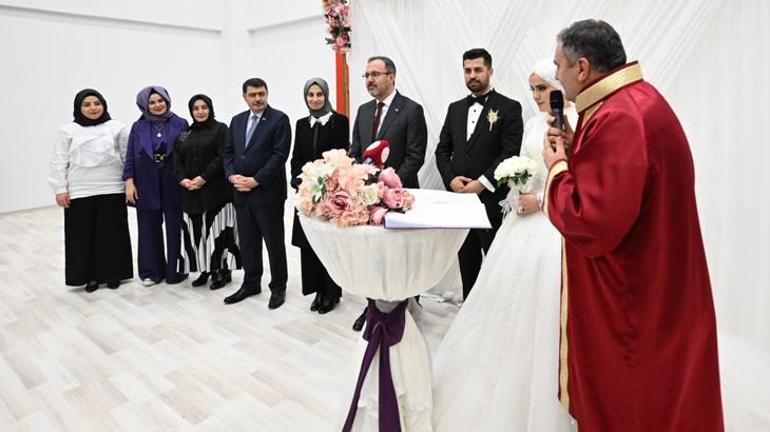 Bakan Kasapoğlu, GSB yurdunda kalan depremzedelerin nikah şahidi oldu