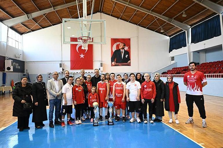 Bakan Kasapoğlu Down Sendromlu Milli Sporcular ile basketbol oynadı