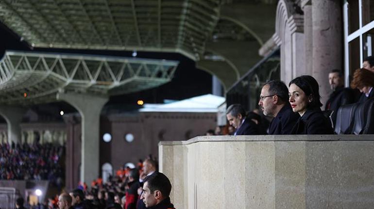 Bakan Kasapoğlu, Ermenistanda Milli Takımı yalnız bırakmadı