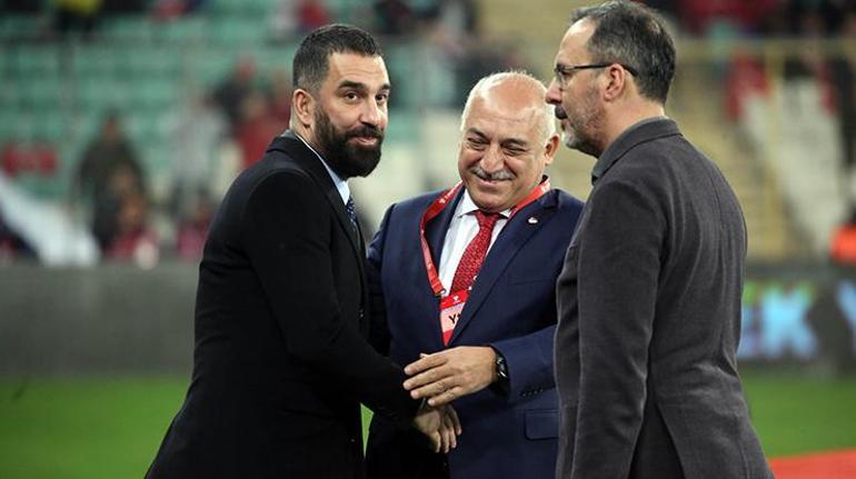 Arda Turan, Türkiye-Hırvatistan maçı öncesi onore edildi