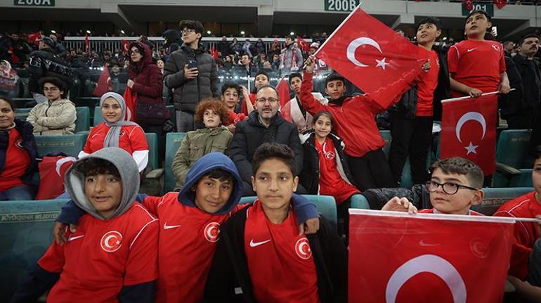 Bakan Kasapoğlu, Türkiye-Hırvatistan maçını depremzede çocuklarla birlikte izledi