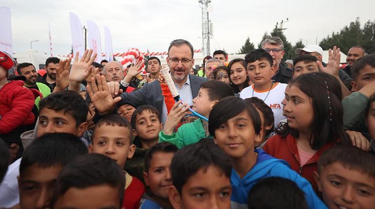Bakan Kasapoğlu, depremzede çocuklarla tenis oynadı