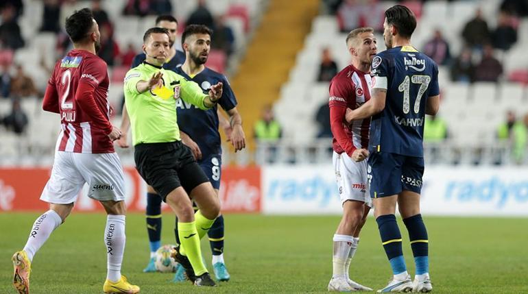Fenerbahçe, Sivasspor deplasmanında 10 kişi kaldı Yıldız oyuncu direkt kırmızı gördü