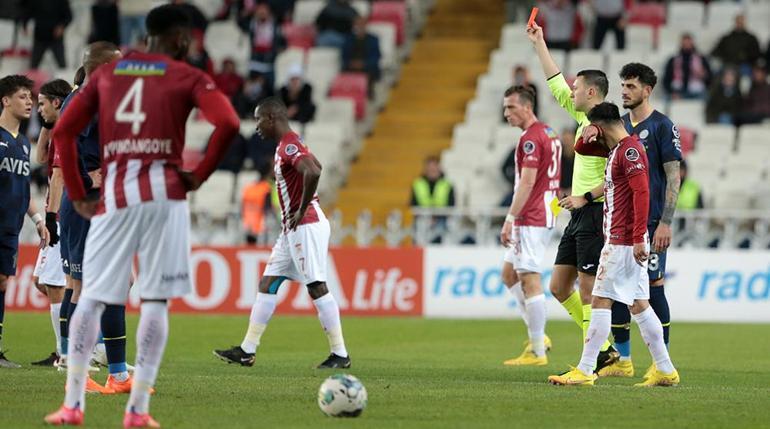 Fenerbahçe, Sivasspor deplasmanında 10 kişi kaldı Yıldız oyuncu direkt kırmızı gördü