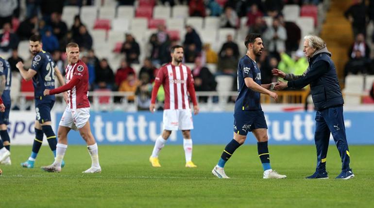 Fenerbahçe, Sivasspor deplasmanında 10 kişi kaldı Yıldız oyuncu direkt kırmızı gördü