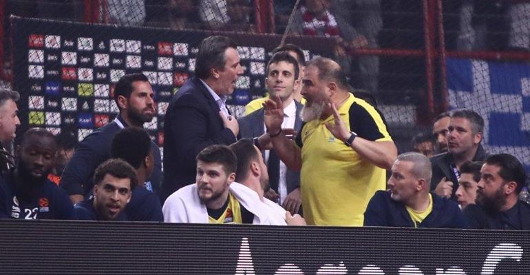 Olympiakos - Fenerbahçe maçında gergin anlar Ali Koçtan sert tepki
