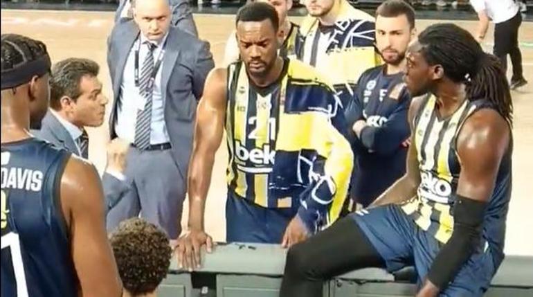 Fenerbahçe Bekoda Dimitris Itoudis - Johnathan Motley gerginliği Soyunma odasına yolladı