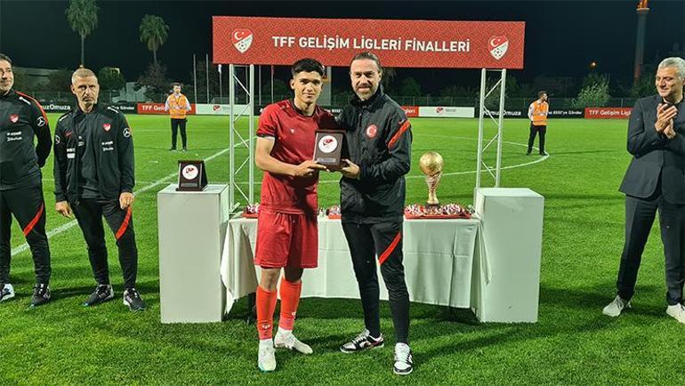 Türk futbolunun yeni Cengiz Ünderi Emre Gökay...