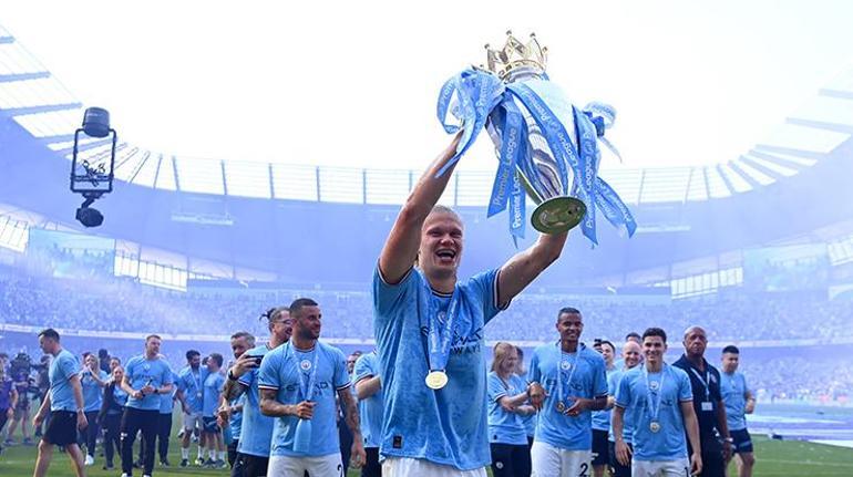 Premier Ligde şampiyon Manchester City, kupasını kaldırdı