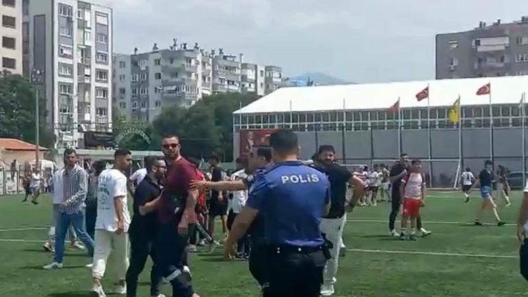 Taraftar, sahada kadın futbolculara saldırdı