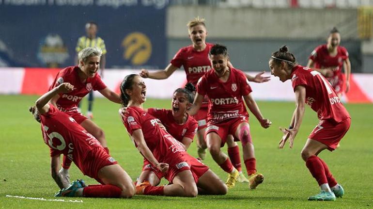 Fenerbahçe uzatmalarda yıkıldı Kadın Futbol Süper Liginde şampiyon Fomget G.S.K