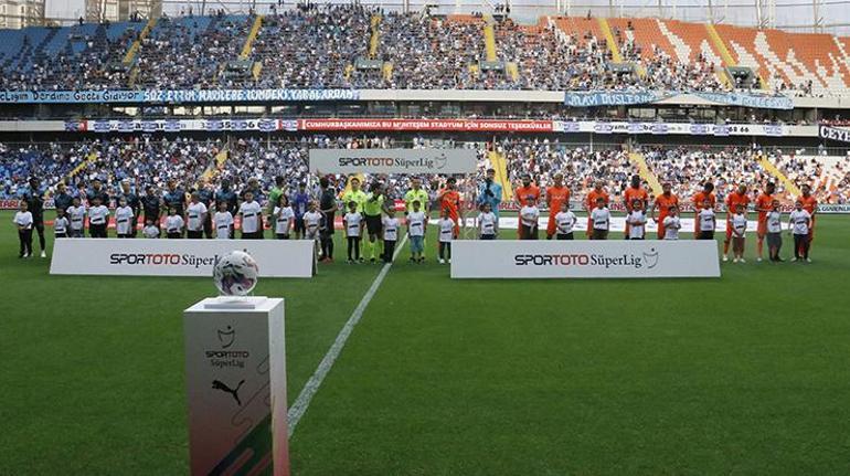 Adana Demirspor ve Başakşehir futbolcuları, sahaya lösemili çocuklarla çıktı