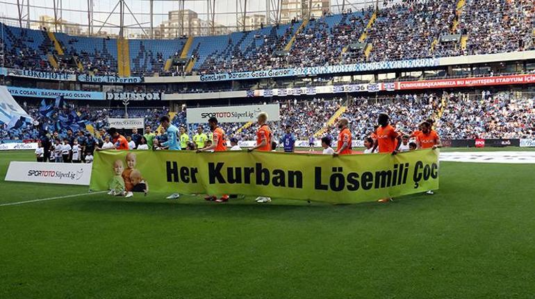Adana Demirspor ve Başakşehir futbolcuları, sahaya lösemili çocuklarla çıktı