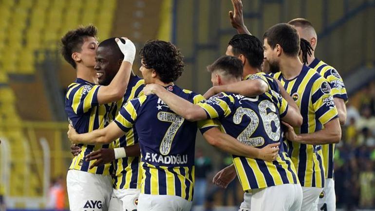 Fenerbahçe idmanını Alex ve oğlu ziyaret etti Final öncesi moral verdi