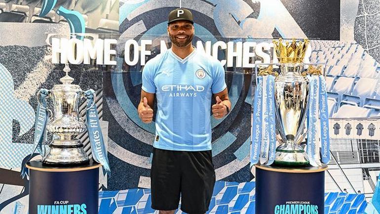 Manchester City’nin bu sezon kazandığı kupalar istanbul’da sergilendi