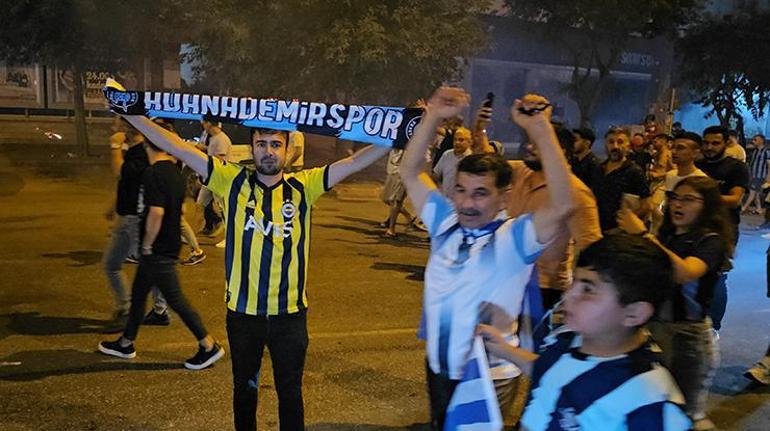 Adana Demirspor taraftarları, Konferans Ligini coşkuyla kutladı
