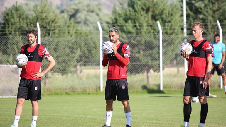 Sivassporda Servet Çetin, Dimitris Pelkası açıkladı Transfer edecekler mi
