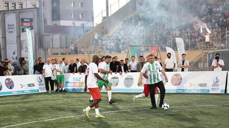 Bakan Osman Aşkın Bak, “Şöhretler Karması” maçında sahaya çıktı