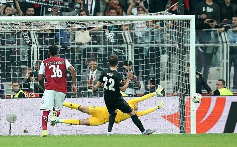 Sevincin yerini hüzne bırakan, Türk futbol tarihine damga vuran penaltılar Zirvede sürpriz, tarihimizin ilk kupa zaferini kaçırdık...
