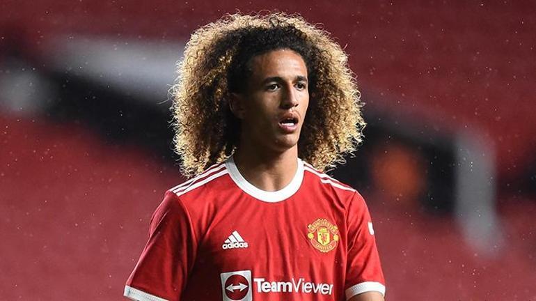 Beşiktaş'ın 10 numara transferi için rotasını yeniden Manchester United'a çevirdiği ve 20 yaşındaki Tunuslu futbolcu Hannibal Mejbri'yi almak için İngiliz takımına teklifte bulunduğu öne sürüldü.
Manchester United'ın Tunuslu genç 10 numarası Hannibal Mejbri'yi Beşiktaş'ın istediği iddia edildi.
BEŞİKTAŞ'IN TEKLİFİ REDDEDİLDİ
Manchester Evening News'un haberine göre; siyah beyazlılar Eric Bailly'nin ardından İngiliz takımından bir futbolcuyu daha kadrosuna katmak için teklifte bulundu. Haberde, United'ın geçtiğimiz günlerde Beşiktaş'ın yaptığı transfer teklifini, Türk kulübünün sözleşmede satın alma opsiyonu maddesi istemesi üzerine reddettiği öne sürüldü.
KALAN 6 GÜNDE YENİ TEKLİF BEKLENTİSİ
Türkiye'de transfer döneminin 15 Eylül'de biteceği vurgulanırken, bu nedenle kalan 6 günlük sürede teklifin revize edilme şansının olduğunu belirtildi.
TEN HAG BIRAKMIYOR, JALEL KADRİ OYNAMASINI İSTİYOR
Manchester United Teknik Direktörü Erik ten Hag'ın Hannibal Mejbri'yi bırakma konusunda isteksiz olduğu ifade edilirken, Tunus Milli Takımı'nın hocası Jalel Kadri'nin ise 20 yaşındaki futbolcuyu oynayabileceği bir takıma gitmesi yönünde uyardığı ileri sürüldü.
41 MAÇTA 1 GOL, 6 ASİST
2003 doğumlu oyuncu geçen sezonu Birmingham'da kiralık olarak geçirmişti. Championship ve FA Cup maçlarında toplam 41 kez forma giyen Tunuslu yetenek, 1 gol atarken 6 kez de asist yaptı.