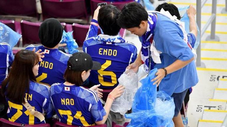 Hazırlık maçında Japon taraftarlardan yine örnek davranış Çöp poşeti ile geldiler