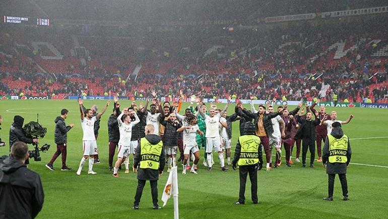 Galatasaraylı taraftarlar, Old Trafford’u inletti