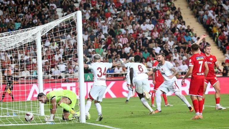 Galatasaraylı Davinson Sanchez forvetlere taş çıkarıyor Son 2 maçta...