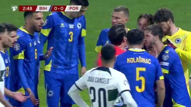 Bosna Hersek - Portekiz maçında Edin Dzekodan Halil Umut Melerin penaltı kararına tepki
