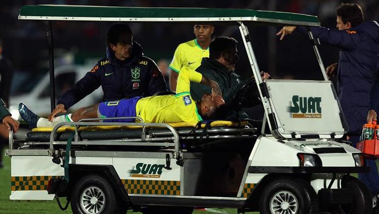 Brezilyada Neymar şoku: Sedyeyle çıktı, doktordan açıklama geldi